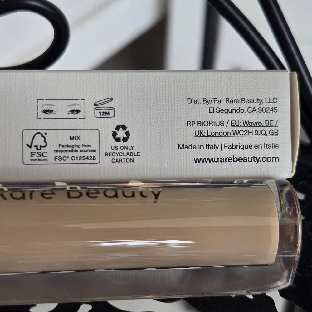 💜 Light-Medium Positive Light Under Eye Brightener- Rare Beauty by Selena Gomez